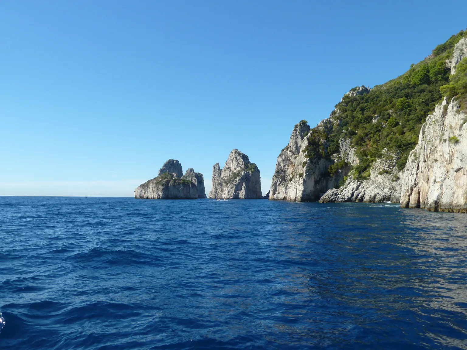 I Faraglioni di Capri e il mare del Golfo di Napoli