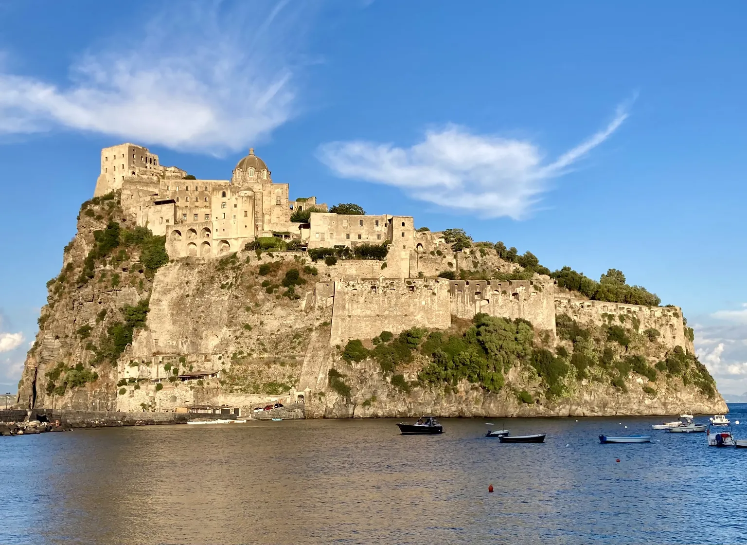 Il Castello Aragonese di Ischia affacciato sul mare