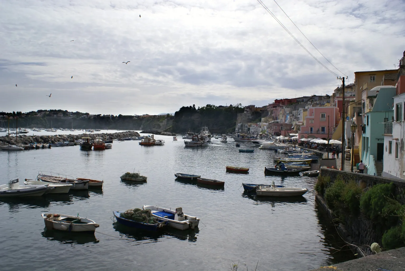 Barche e case colorate nel borgo della Corricella a Procida